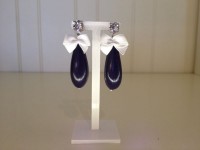 witte swarovski stenen met lange blauwe kralen en witte strik